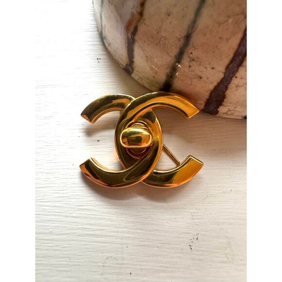Chanel Vintage Gold Turnlock Brooch 96A 24k Gold Plated - Picture 1 of 7